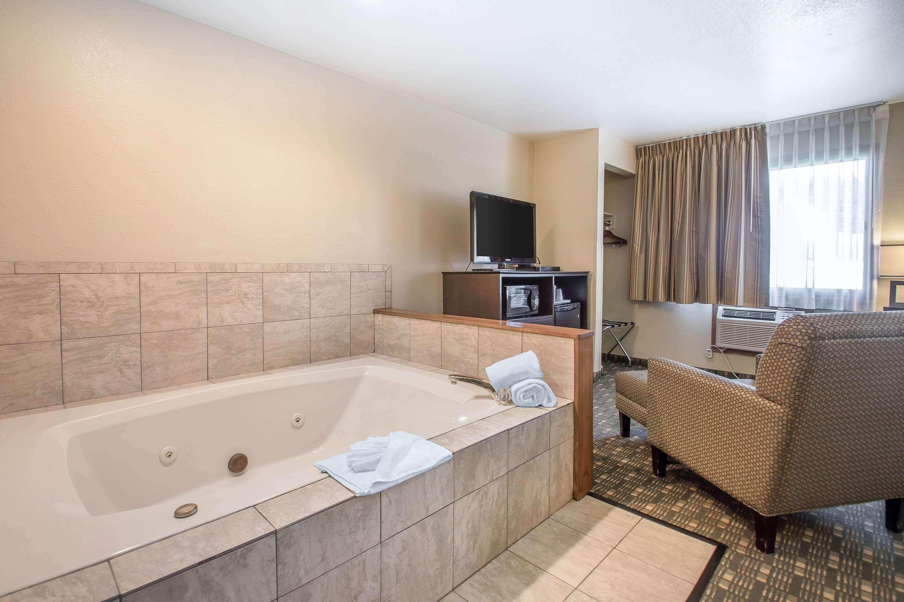 Quality Inn & Suites Декора Экстерьер фото