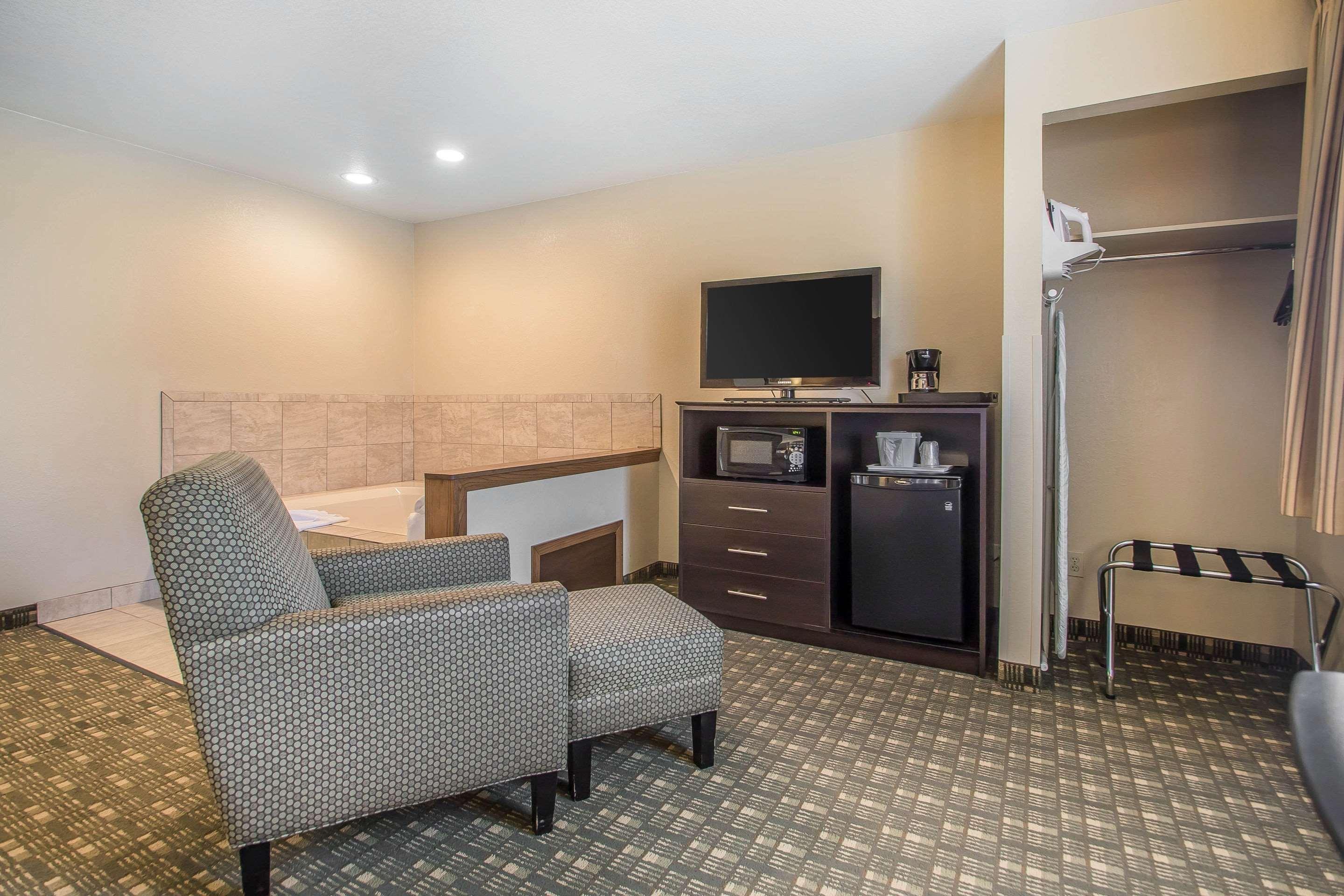 Quality Inn & Suites Декора Экстерьер фото